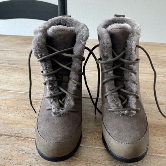 UGG Lace Up Waterproof Wedge Boot (W Bridgit) in Gray, Size 7 - Picture 2 of 6